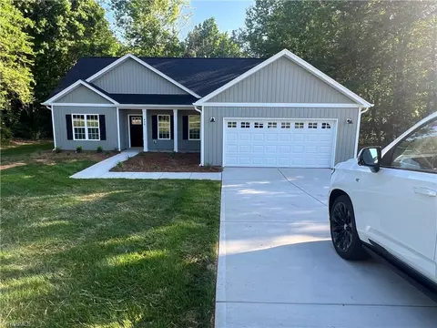 606 Lee Ave W, Yadkinville, NC 27055