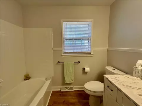 Bath - 2001 Briarcliff Dr, High Point, NC 27265 photo 2 of 6