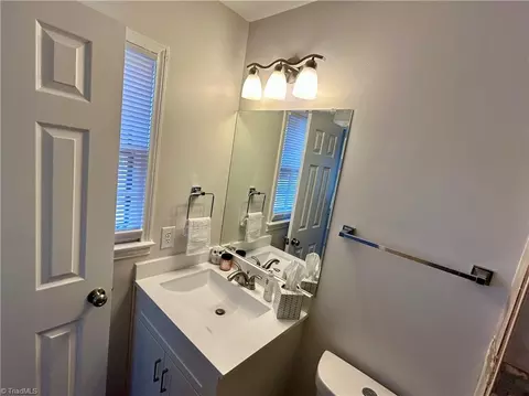 Bath - 2001 Briarcliff Dr, High Point, NC 27265 photo 5 of 6