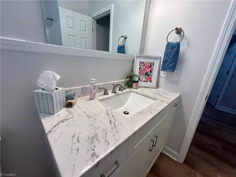Bath - 2001 Briarcliff Dr, High Point, NC 27265 photo 4 of 6
