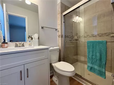Bath - 2001 Briarcliff Dr, High Point, NC 27265 photo 6 of 6