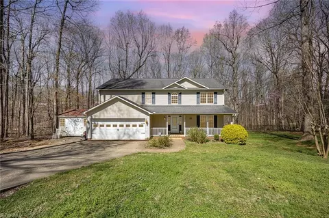 215 Blakes Ct, Thomasville, NC 27360