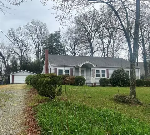 3833 Green Point Dr, Greensboro, NC 27407