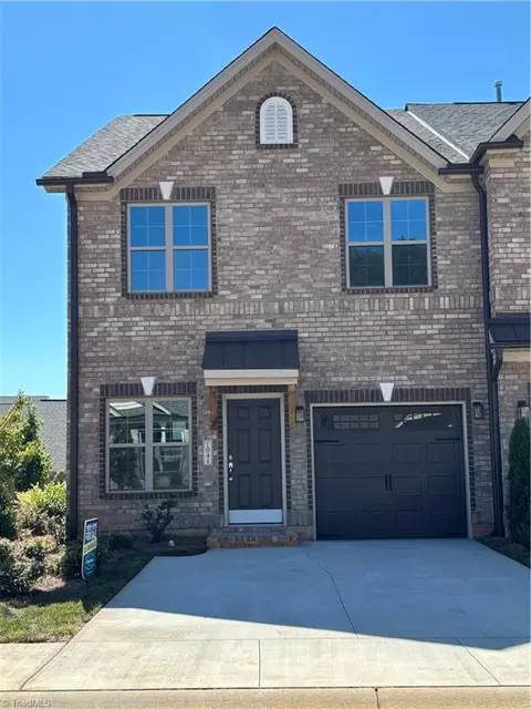 1041 Beechcraft Dr, Mebane, NC 27302