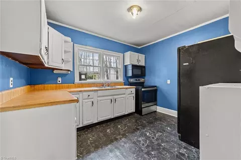 2929 Marthas Pl, Greensboro, NC 27408