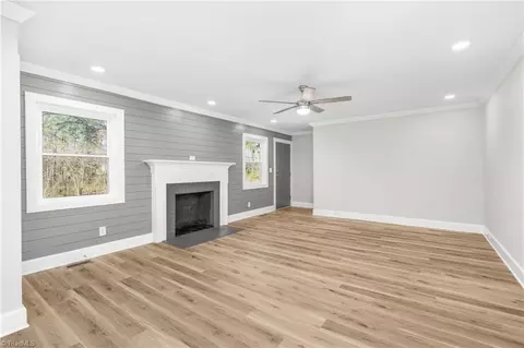 Living - 909 King St E, King, NC 27021 photo 2 of 7