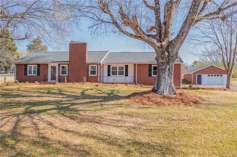 909 King St E, King, NC 27021