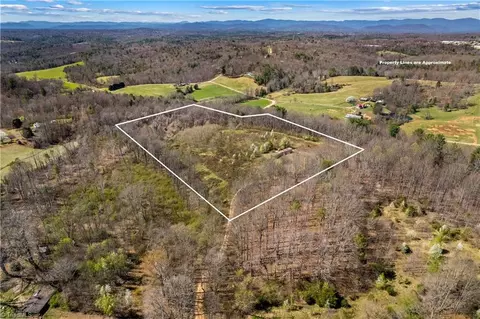 1643 White Plains Rd, Roaring River, NC 28669