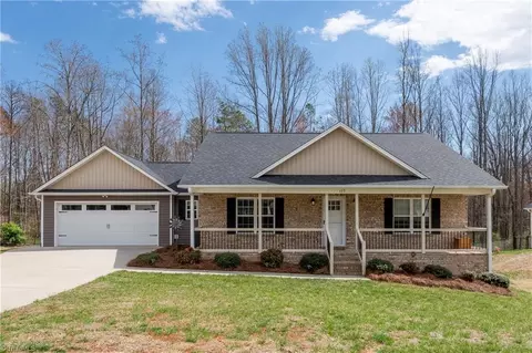 117 Calloway Ct, King, NC 27021 photo 2