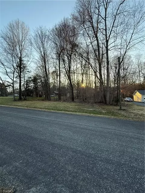 6908 Sunrise Dr, Greensboro, NC 27406
