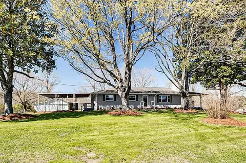 6148 Riverdale Dr, High Point, NC 27263