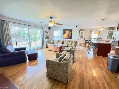 Living - 122 Arnold Ave, Elkin, NC 28621 photo 3 of 4