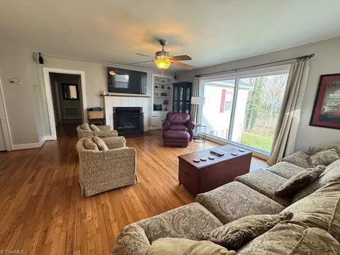 Living - 122 Arnold Ave, Elkin, NC 28621 photo 4 of 4