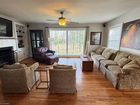 Living - 122 Arnold Ave, Elkin, NC 28621 photo 2 of 4