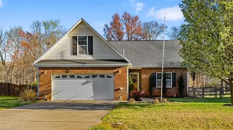 3225 Knoll Ridge Dr, Walkertown, NC 27051