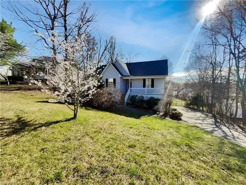 302 Red Bud Ln, Thomasville, NC 27360