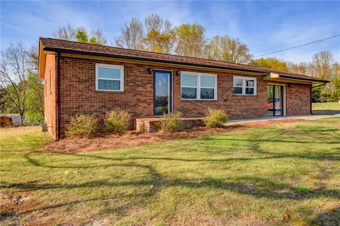211 Riverside Cir, Eden, NC 27288