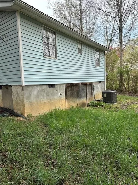 2207 Haystack Rd, Mount Airy, NC 27030 photo 5