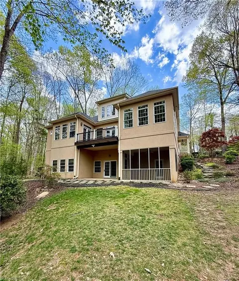 4011 Bienvenue Dr, Greensboro, NC 27409