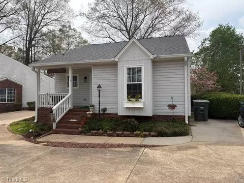 718 Meadowgreen Village Dr, Eden, NC 27288