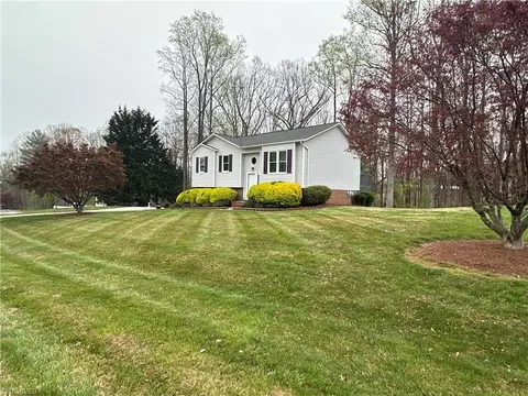 212 Oak Ridge Pl, Mount Airy, NC 27030