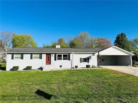 111 Vine St, Mount Airy, NC 27030