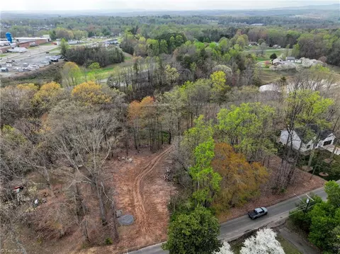 0 Crestwood Dr, Pilot Mountain, NC 27041