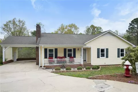 1807 Overlook Pt, High Point, NC 27265