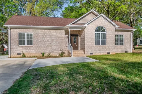 2325 Pinecroft Rd, Greensboro, NC 27407