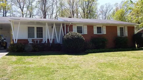 318 Crestview Dr, Thomasville, NC 27360