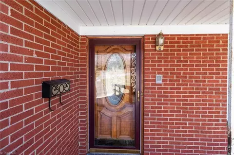 Entry Way - 407 Pinecroft Ln, Spencer, NC 28159 photo 2 of 5
