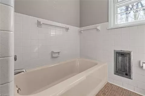 Bath - 407 Pinecroft Ln, Spencer, NC 28159 photo 2 of 5