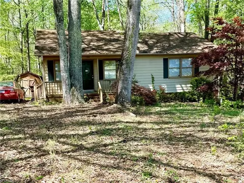 7801 Brisbane Dr, Summerfield, NC 27358