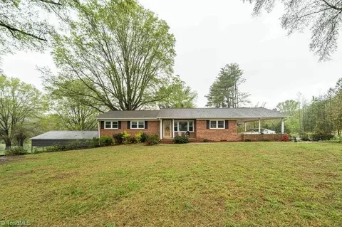 824 Twin Creek Rd, Kernersville, NC 27284