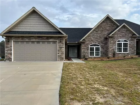 123 Greystone Ln, Mount Airy, NC 27030