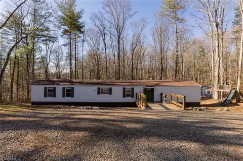 220 Dowell Dr, Roaring River, NC 28669