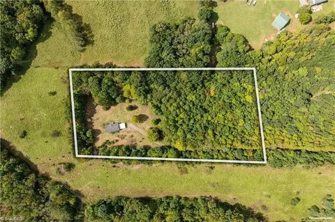 335 Alley Cat Ln, Mount Airy, NC 27030