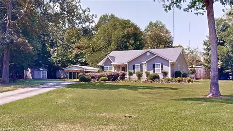 4201 Holly Grove Ct, Randleman, NC 27317