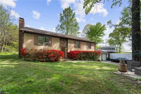 459 Forest Creek Dr, Winston Salem, NC 27107
