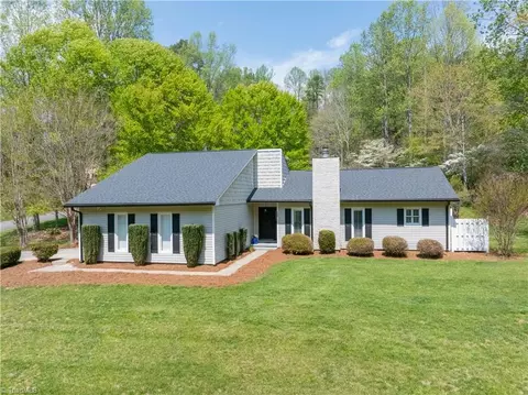559 Country Club Hills Ln, Wilkesboro, NC 28697