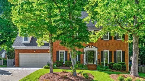 2424 Regents Park Ln, Greensboro, NC 27455