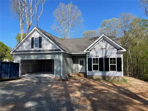 4760 Skylark Rd, Pfafftown, NC 27040