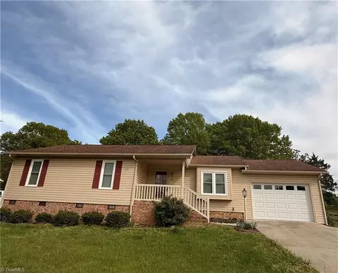 121 Brookhollow Ln, Archdale, NC 27263
