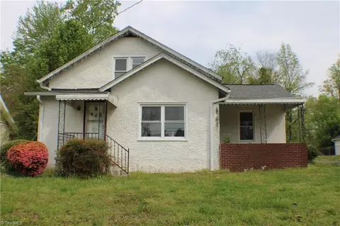 212 Oakdale St W, Mount Airy, NC 27030