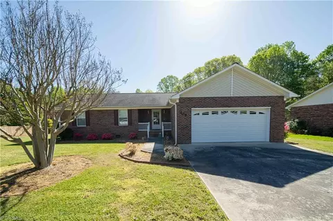409 Sherman Dr, Lexington, NC 27295