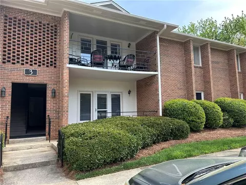 3 Fountain View Cir #B, Greensboro, NC 27405