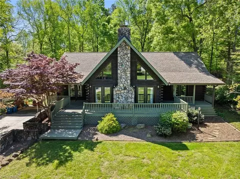 2404 Hunters Ridge Dr, Pleasant Garden, NC 27313