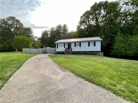 5520 Remington Point Dr, Walkertown, NC 27051
