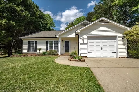 1617 Hunterwoods Dr, High Point, NC 27265