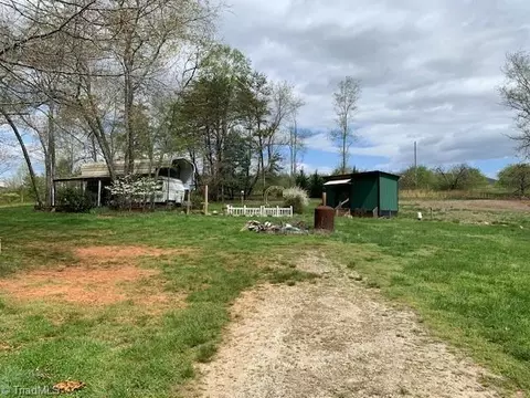 1015 Blossom View Rd, Ararat, VA 24053